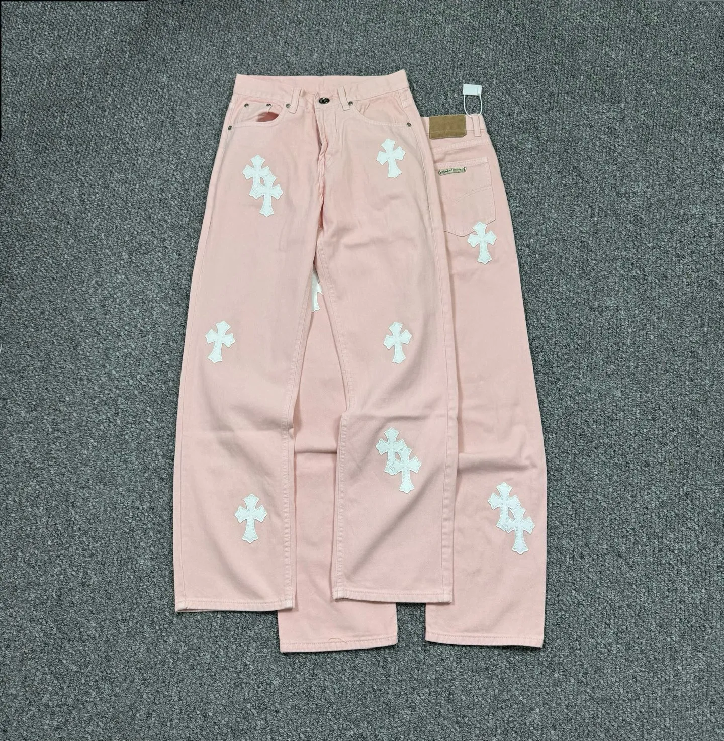 P280 style number: H883 Chrome hearts CH co-branded Drak Miami light pink jeans exude uninhibited personality and unique charm. Every wear and tear is carefully designed to present a unique artistic feel. Made of imported denim fabric, which has undergone heavy industrial washing and destruction treatment, the trousers show a super cool effect on the upper body, allowing you to dominate the fashion stage.  This is more than just a pair of jeans, it is an expression of attitude. With its unique design concept and ultimate pursuit of details, Croxin breaks traditional boundaries and defines the jeans trend in the new era. The trousers are made of double-layer woven fabric with customized hardware. Italian-made special cowhide is printed and cut. Custom-made sheepskin three-layer thick-line leather. The whole body is spliced ​​in heavy water washing. Craftsmen hand-splash ink. You can see the details. Three-dimensional cutting version. Loose and comfortable, not flattering. Makes taller and slimmer. Factory Seiko. Original quality control. Same style for men and women. Can be matched with couples. Versatile recommendation. Must-have jeans for all seasons. Color: light pink. Size: 28-30-32-34.